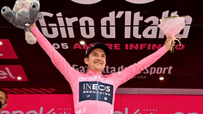 Richard Carapaz bleibt beim Giro im Rosa Trikot. (Foto: Massimo Paolone/LaPresse/AP/dpa)