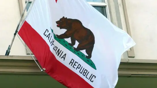 Die Flagge Kaliforniens: Im Merced County südöstlich von San Francisco wurden die Leichen dreier Erwachsener und eines Säuglings gefunden. (Foto: picture alliance / dpa)