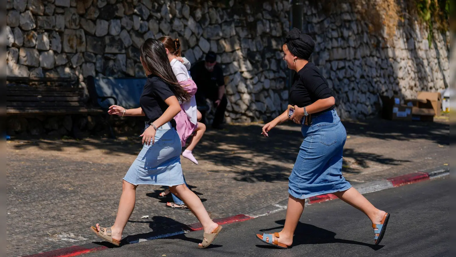 Die israelische Armee hat den Abschuss iranischer Raketen Richtung Israel gemeldet und die Menschen aufgerufen, Schutzräume aufzusuchen (Foto: Ariel Schalit/AP/dpa)