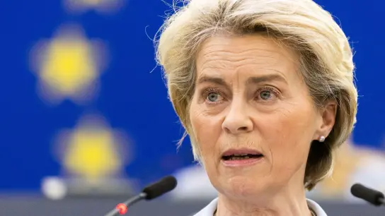 EU-Kommissionspräsidentin Ursula von der Leyen spricht im Europäischen Parlament. (Foto: Philipp von Ditfurth/dpa)