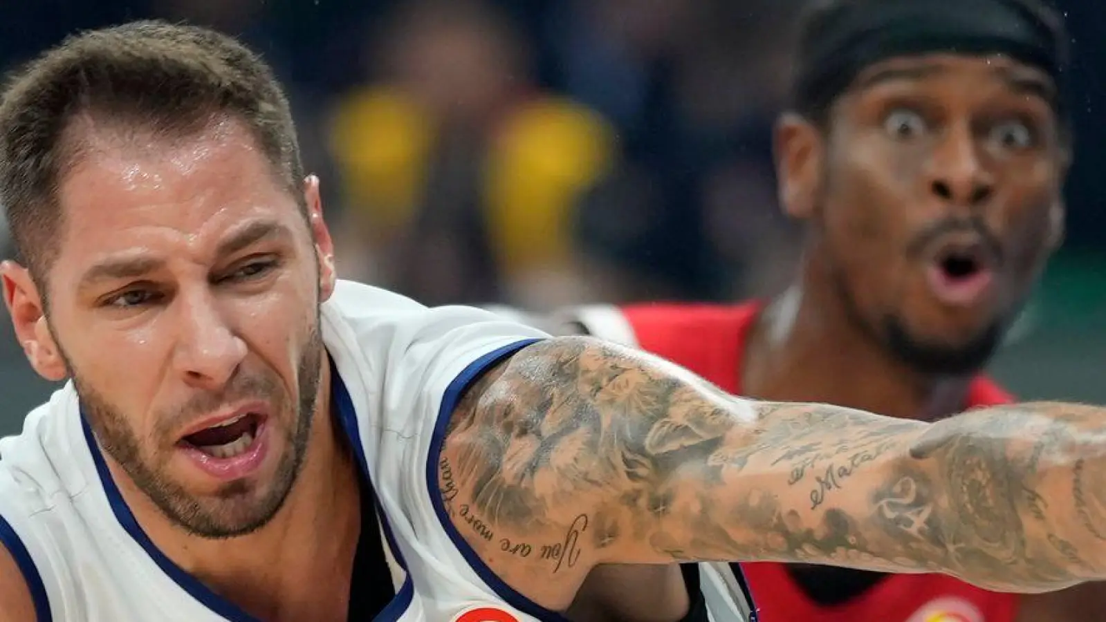 Spielmacher Stefan Jovic (l) aus Serbien wechselt zum FC Bayern. (Archivbild) (Foto: Aaron Favila/AP/dpa)