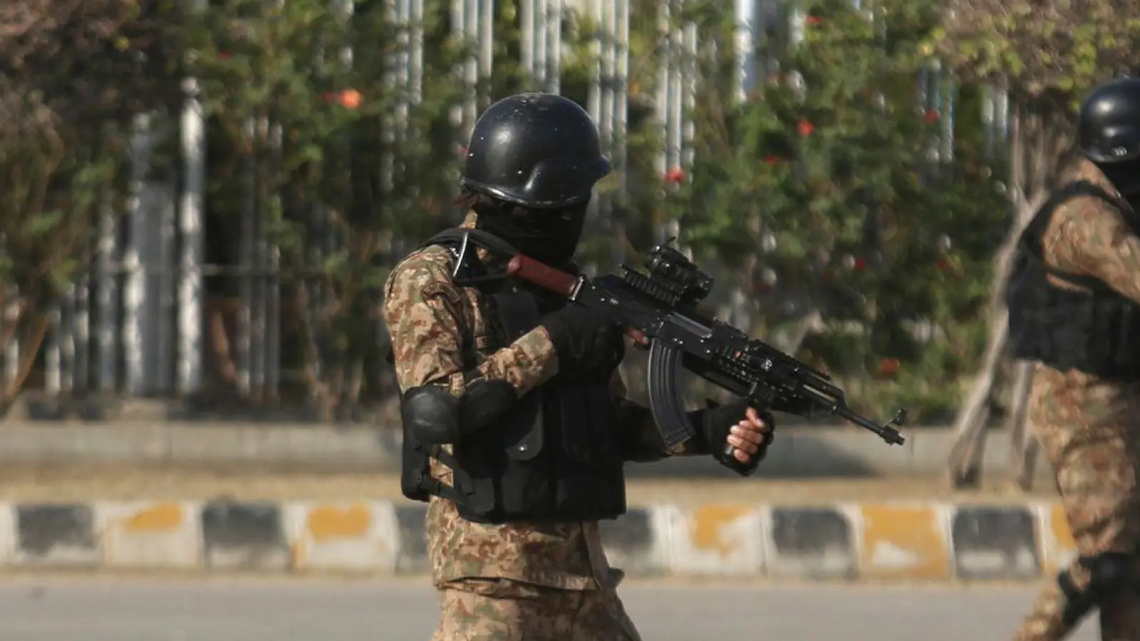 Pakistanische Polizisten patrouillieren, um die Sicherheit zu gewährleisten (Symbolbild). (Foto: Fareed Khan/AP/dpa)