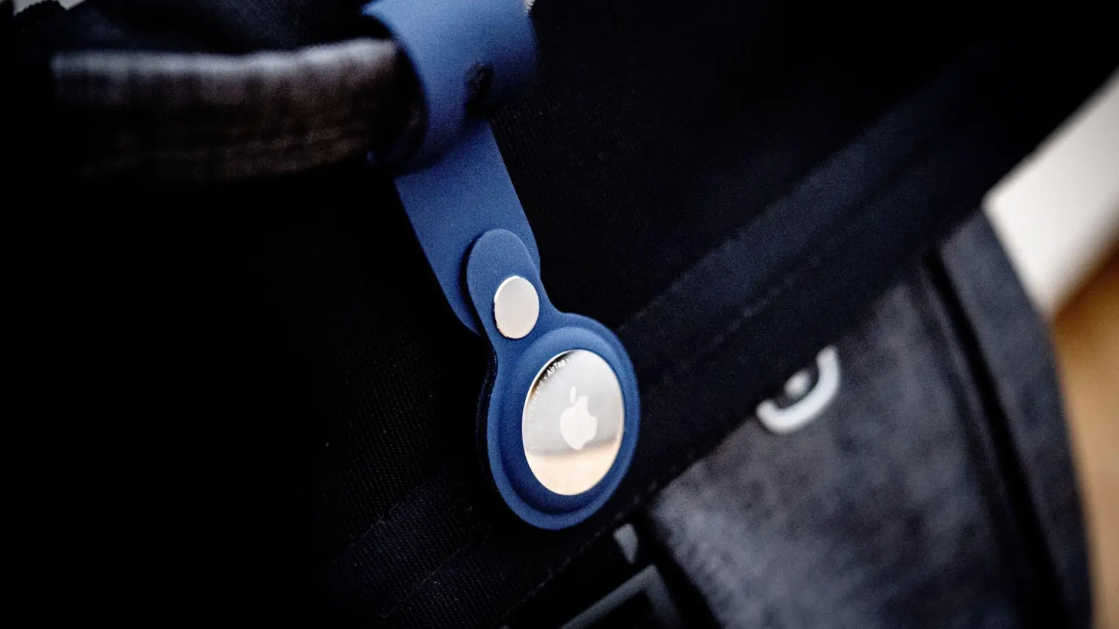 Airtags helfen beim Suchen und Finden von Gegenständen und können auch im Koffer verstaut werden. (Foto: Zacharie Scheurer/dpa-tmn)