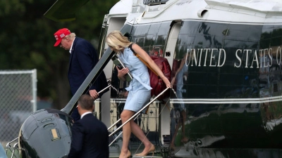 Natalie Harp ist oft an Trumps Seite zu sehen (Archivbild). (Foto: Jose Luis Magana/AP/dpa)