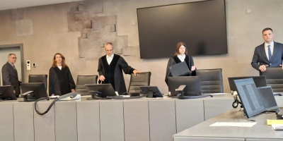 Hat ein Mann aus dem Landkreis Ansbach seinen Vater und seine Schwester ermordet? Mit dieser Frage befasst sich die Große Strafkammer um den Vorsitzenden Matthias Held (Mitte). (Foto: Daniela Ramsauer)