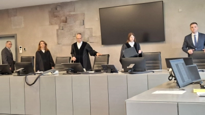 Hat ein Mann aus dem Landkreis Ansbach seinen Vater und seine Schwester ermordet? Mit dieser Frage befasst sich die Große Strafkammer um den Vorsitzenden Matthias Held (Mitte). (Foto: Daniela Ramsauer)