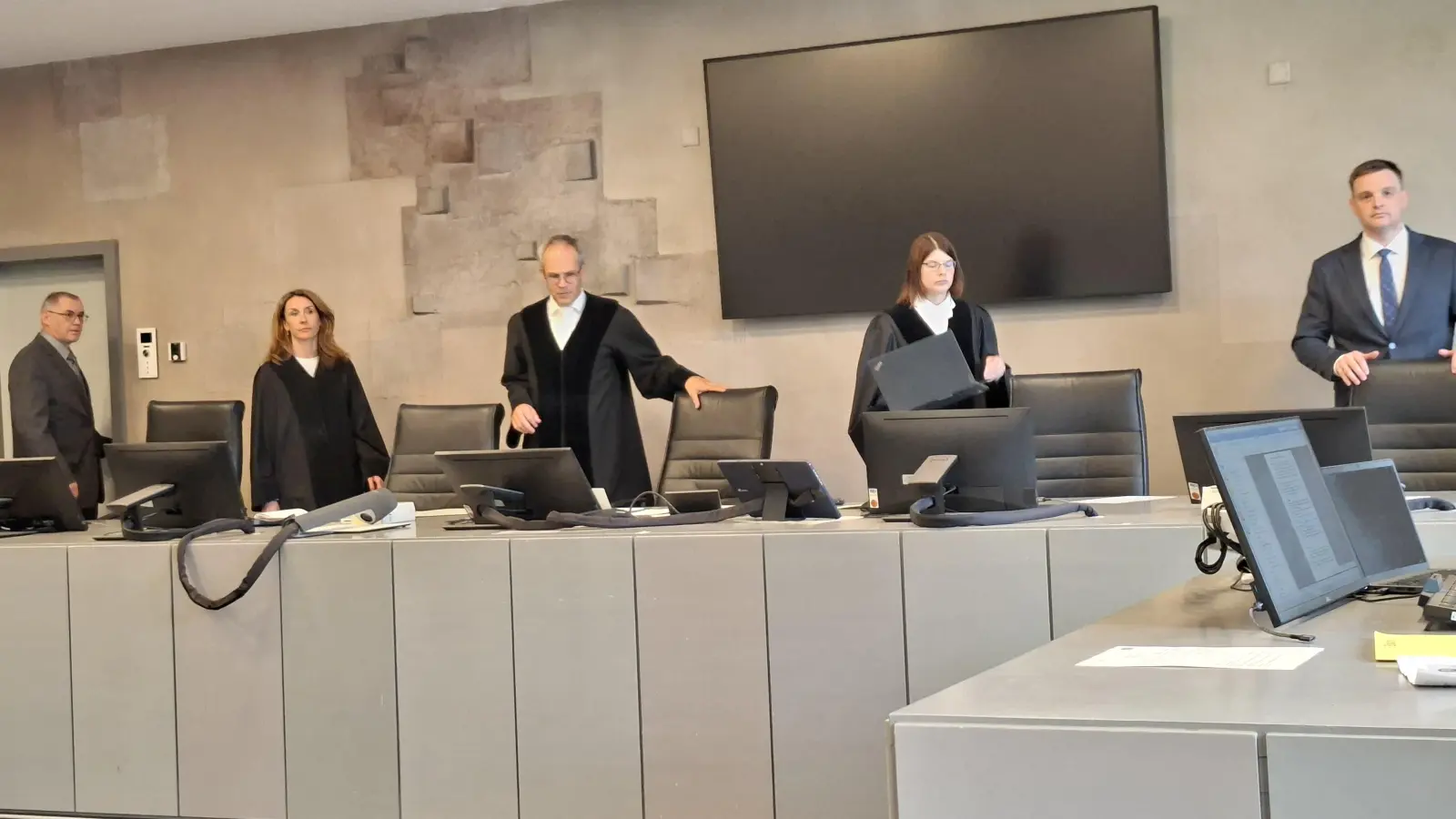 Hat ein Mann aus dem Landkreis Ansbach seinen Vater und seine Schwester ermordet? Mit dieser Frage befasst sich die Große Strafkammer um den Vorsitzenden Matthias Held (Mitte). (Foto: Daniela Ramsauer)