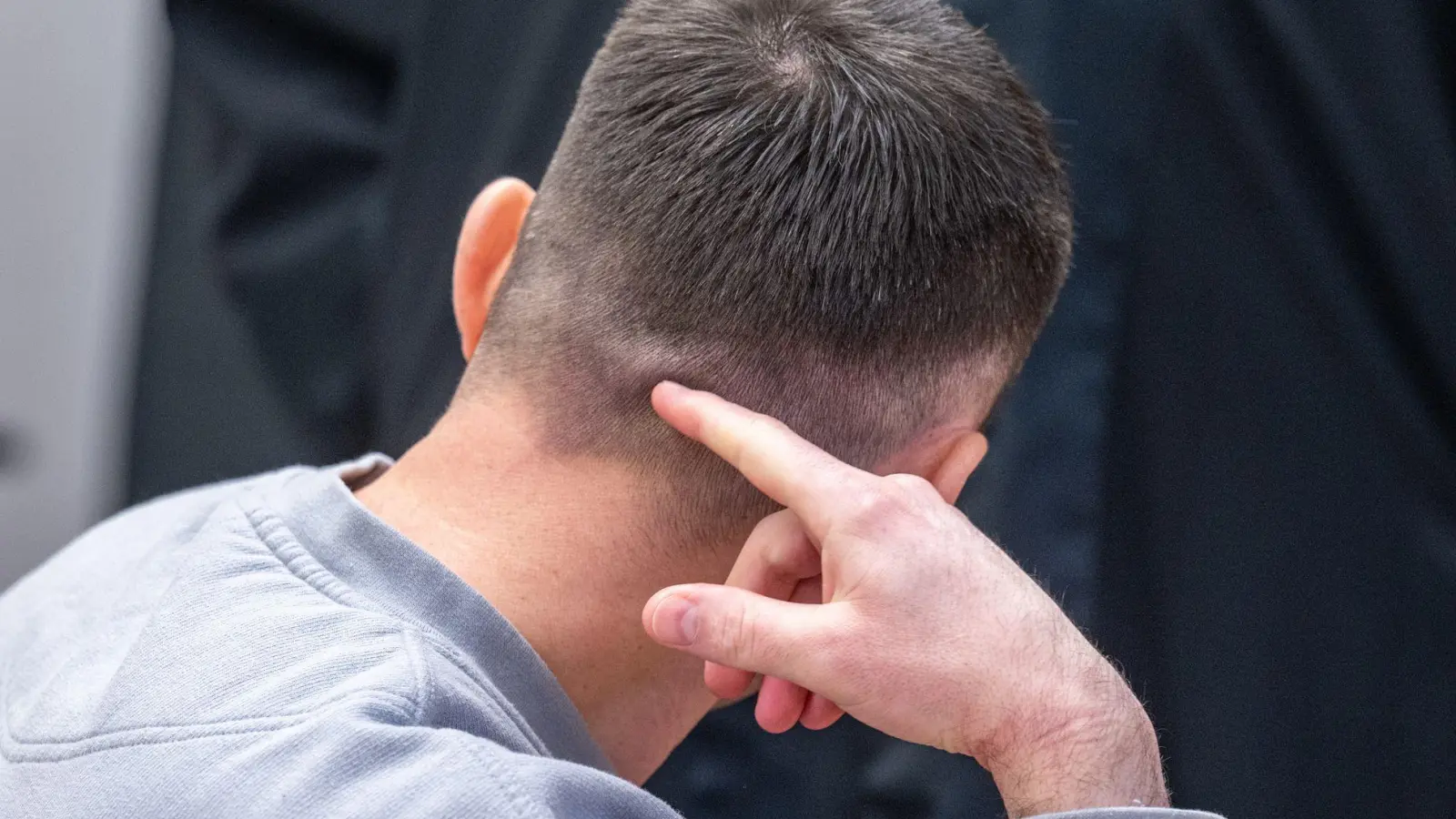 Die Attacke mit dem Maßkrug räumt der Angeklagte ein, er machte aber Erinnerungslücken geltend. (Foto: Armin Weigel/dpa)