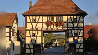Eines von zwei historischen Torhäusern in Ickelheim. (Foto: Hans-Bernd Glanz)