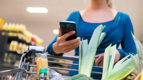 Wer eine Supermarkt-App nutzt, kann leichter Angebote finden und so Geld sparen - dafür gibt man aber auch oft sensible Daten preis. (Foto: Benjamin Nolte/dpa-tmn)