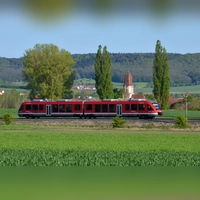 Die Aischgrundbahn bei Oberndorf: Mehrere hitzebedingte Schäden haben die Deutsche Bahn zu einer Streckensperrung bewogen. (Archivbild: Johannes Hirschlach)