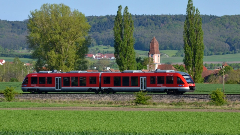 Die Aischgrundbahn bei Oberndorf: Mehrere hitzebedingte Schäden haben die Deutsche Bahn zu einer Streckensperrung bewogen. (Archivbild: Johannes Hirschlach)