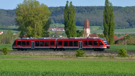 Die Züge der Aischgrundbahn stehen Anfang April zwei Tage lang still. Stattdessen sind Busse unterwegs. (Foto: Johannes Hirschlach)