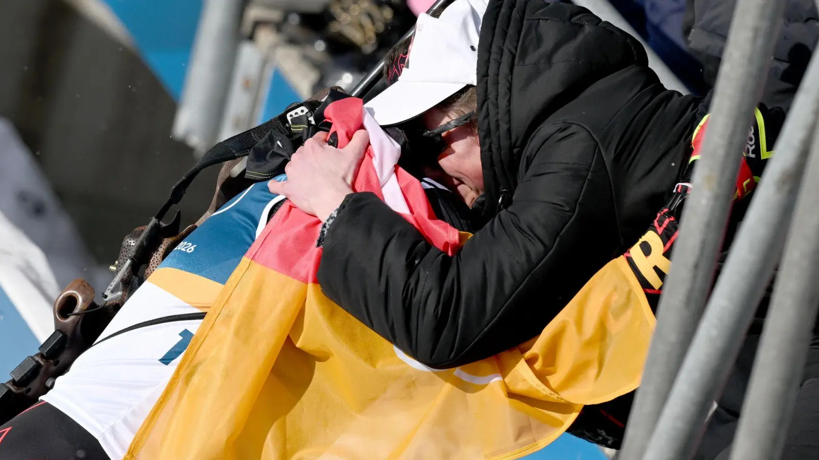 Philipp Horn wird im Ziel von seiner weinenden Ehefrau Antonia getröstet. (Foto: Hendrik Schmidt/dpa)
