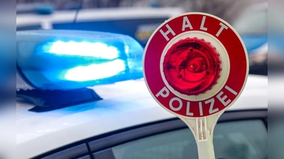 Immer wieder deckt die Polizei bei Kontrollen des Schwerverkehrs auf Autobahnen massive Verstöße gegen die gesetzlichen Lenk- und Ruhezeiten auf. (Symbolbild) (Foto: Jan Woitas/dpa)