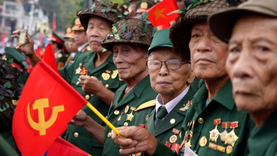 Vietnamesische Veteranen feiern den 70. Jahrestag der Schlacht von Dien Bien Phu, bei der die französische Armee von vietnamesischen Truppen besiegt wurde. Damit endete die französische Kolonialherrschaft in Vietnam. (Foto: Hau Dinh/AP)