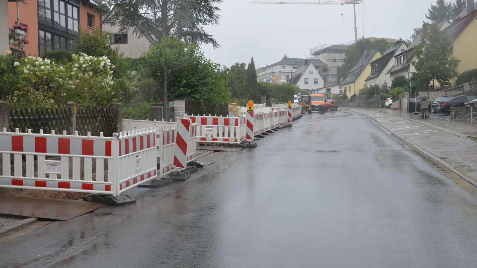 Auch bei Nieselregen gingen die Verkabelungsarbeiten in der Straße „Mühlgründlein“ gestern weiter. Im Zuge dieser Maßnahme sind bereits mehrere Straßenlampen vorübergehend abgebaut worden – in Zukunft soll hier ein neues Beleuchtungssystem getestet werden. (Foto: Patrick Lauer)