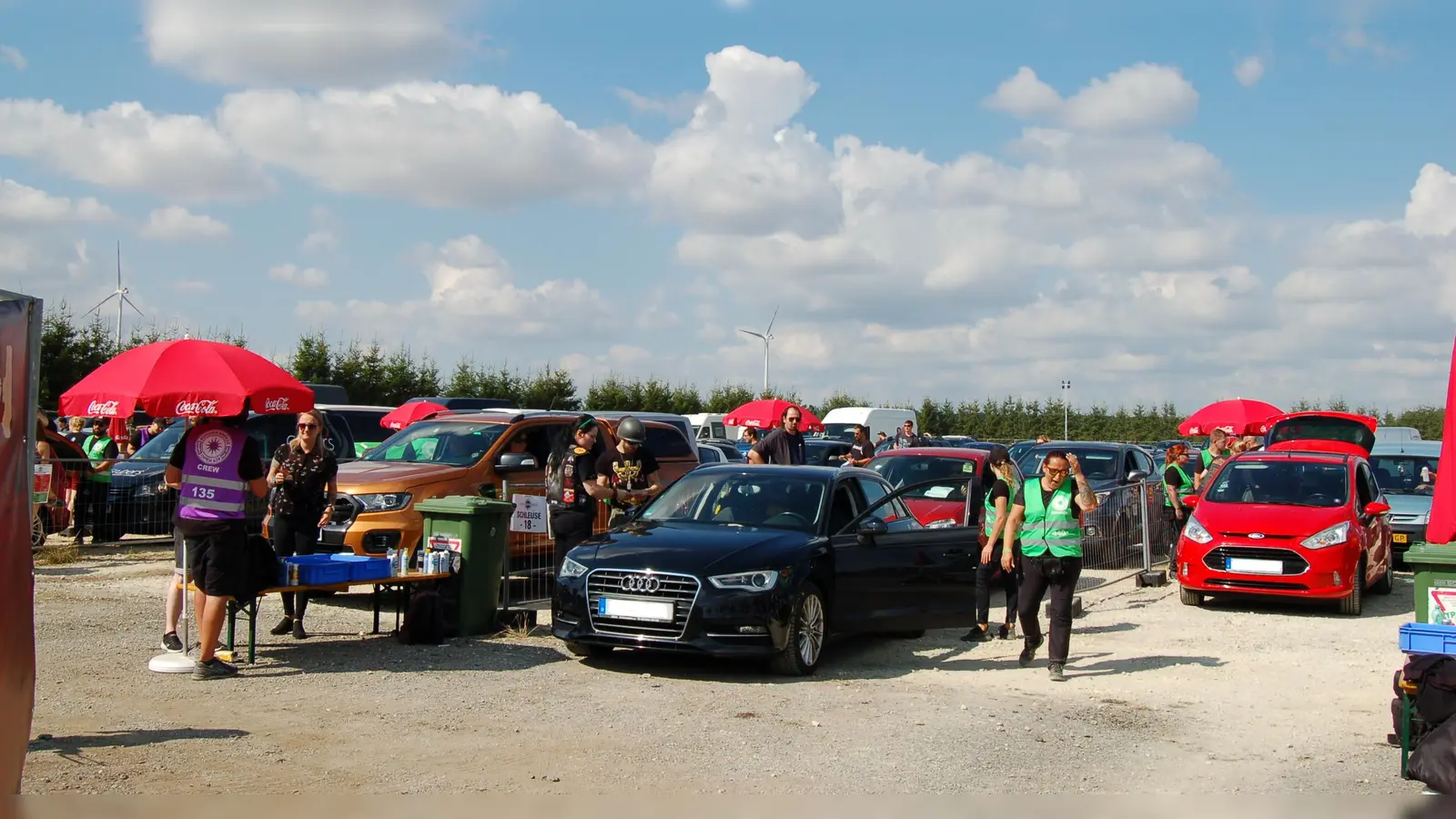 Auf „Black Earth“ sichteten Security-Kräfte die Autos der Fans. (Foto: Markus Weinzierl)