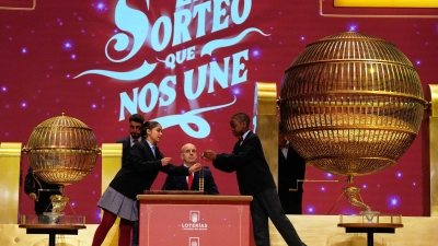 Kinder ziehen El-Gordo-Glückszahlen im Teatro Real in Madrid (Foto: Manu Fernandez/AP/dpa)