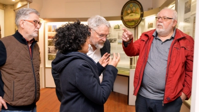 Ernst Gebert, Hans Schlumberger und Norbert Holzmann (von rechts) zeigten der Wissenschaftlerin Meyrav Levy die Judaica-Ausstellung im Uffenheimer Gollachgaumuseum. (Foto: Johannes Zimmermann)