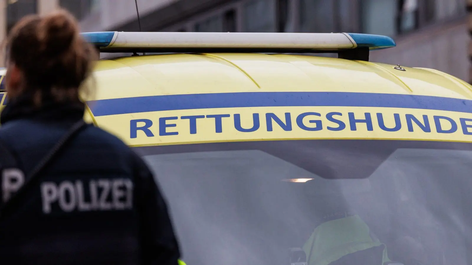 Wenn ein Kind vermisst wird, nimmt die Polizei das niemals auf die leichte Schulter. (Illustration) (Foto: Hannes P Albert/dpa)