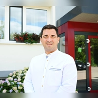 Volkan Mertkan fühlt sich im Verwaltungsgebäude in Weihenzell wohl und wird von seinen Mitarbeitenden gut unterstützt. (Foto: Luca Paul)