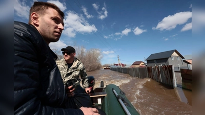 Anwohner fahren in ihrem Schlauchboot, um bei der Evakuierung von Menschen in Orenburg zu helfen. (Foto: Uncredited/AP/dpa)