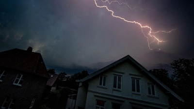 Herzrasen, Zittern, Schwitzen oder Atemnot: Ist die Angst vor Gewitter besonders groß, spricht man von einer Astra- oder Brontophobie. (Foto: Hauke-Christian Dittrich/dpa/dpa-tmn)