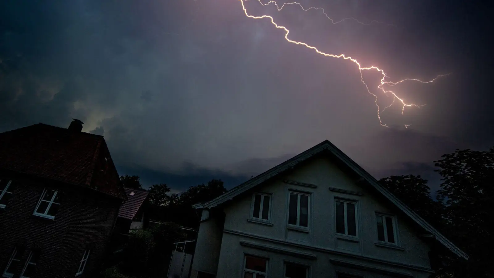 Herzrasen, Zittern, Schwitzen oder Atemnot: Ist die Angst vor Gewitter besonders groß, spricht man von einer Astra- oder Brontophobie. (Foto: Hauke-Christian Dittrich/dpa/dpa-tmn)