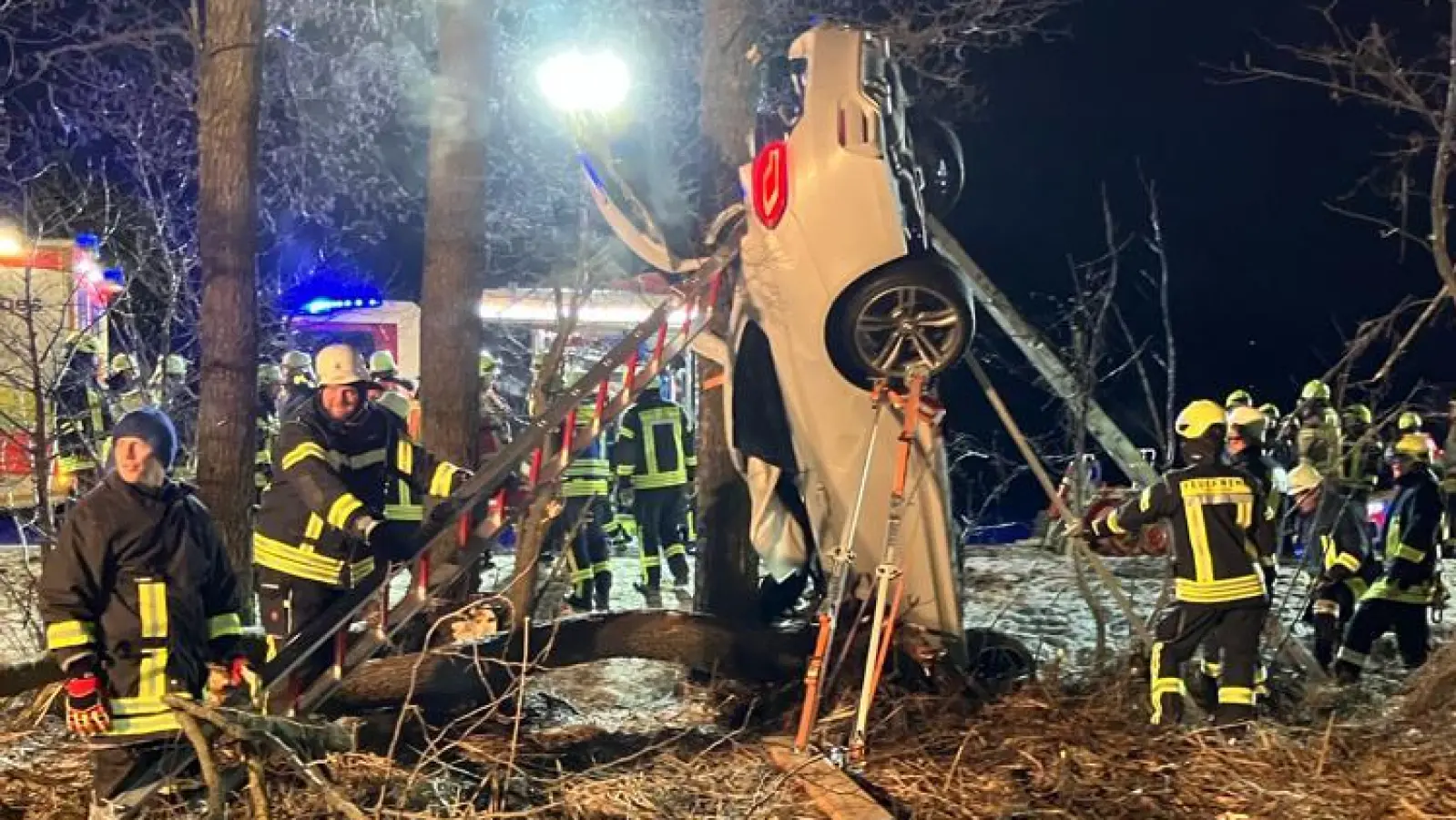 Das Auto kam bei dem Unfall nahe Insingen an einem Baum lehnend zum Stehen. (Foto: FFW Insingen)