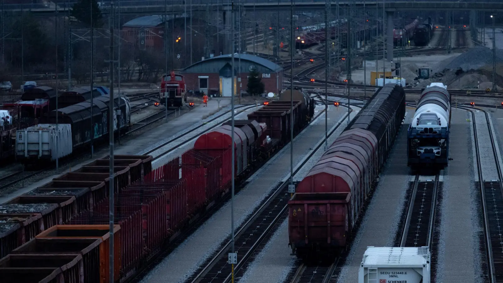 Die jungen Männer trafen sich auf einem Rangierbahnhof in München. (Symbolbild) (Foto: Sven Hoppe/dpa)