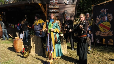 Musik darf beim Mittelaltermarkt in Dinkelsbühls Stadtpark nicht fehlen. Fünf Bands sorgen hier für die richtige Atmosphäre. (Foto: Roland Turba)