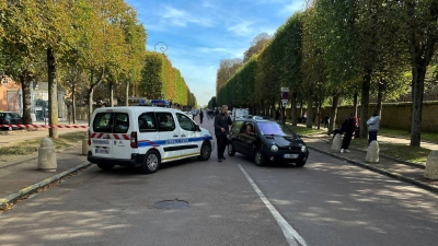 Nicht nur an Schulen: Polizisten waren auch am Schloss von Versailles wegen einer Bombendrohung im Einsatz. (Foto: Patt Eaton-Robb/AP/dpa)