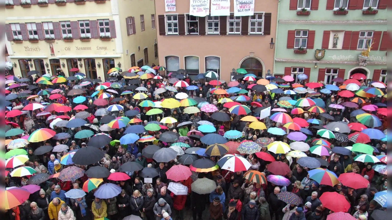 Mit bunten Regenschirmen haben Menschen in Dinkelsbühl für den Erhalt ihres Krankenhauses in der bisherigen Form demonstriert. Ob ihr Protest erfolgreich war, ist auch nach der Sitzung des Verwaltungsrates noch ungewiss. (Foto: Jasmin Kiendl)