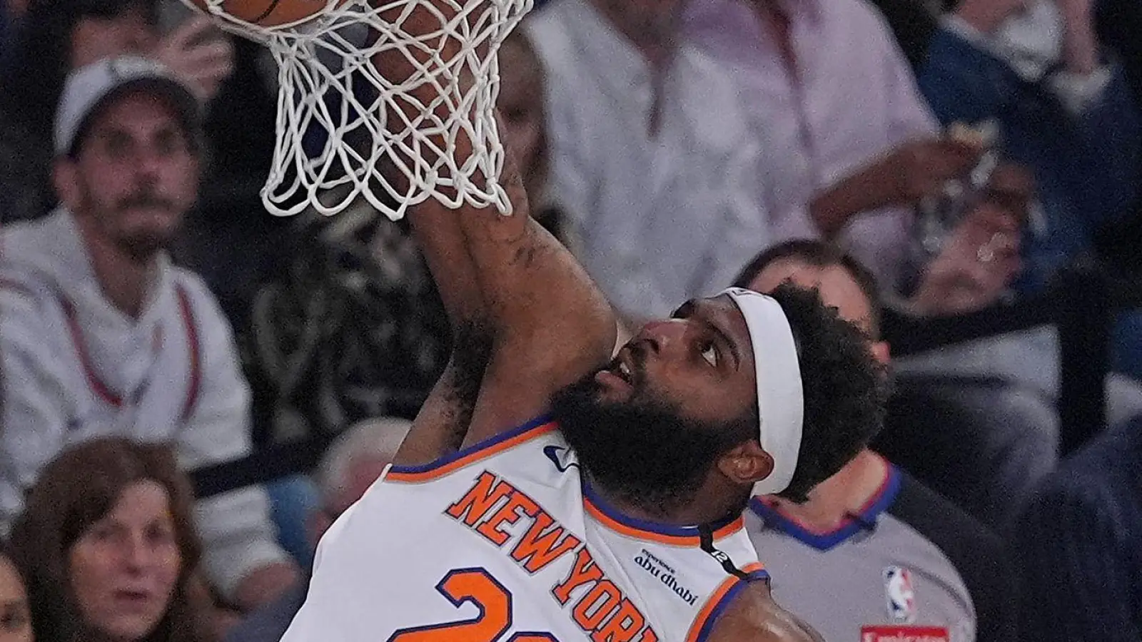 New Yorks Center Mitchell Robinson bewies seine Stärke als Abräumer unter den Körben. (Foto: Frank Franklin II/AP/dpa)
