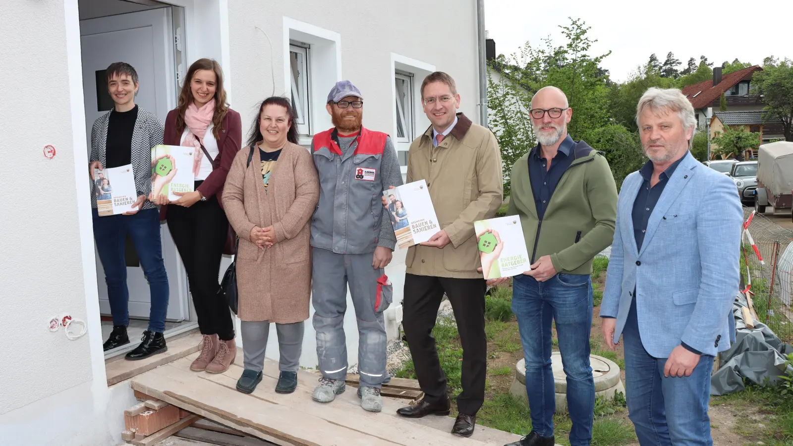 Regionalmanagerin Andrea Denzinger, Klimaschutzmanagerin Lena Schwarzfischer, die Bauleute Kerstin und Robert Limberger, Landrat Dr. Jürgen Ludwig, Energieexperte Christoph Matschi und Bürgermeister Herbert Albrecht (von links) präsentierten in Wicklesgreuth die neuen Informationsangebote des Landkreises. (Foto: Thomas Schaller)