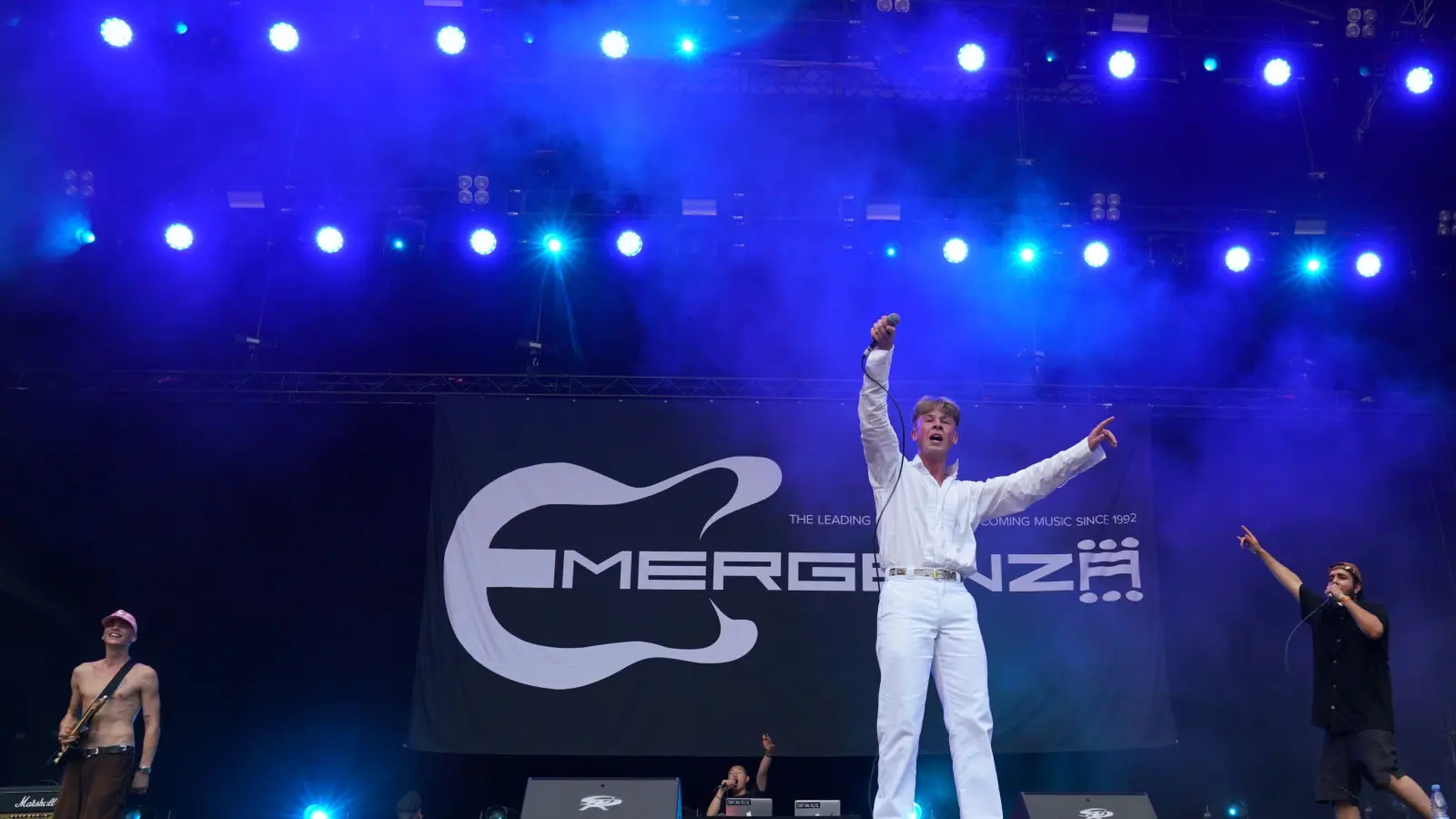 Gewinnt in Rothenburg den Emergenza-Wettbewerb 2022: die norwegische Band um den Sänger Simen Steinklev (vorne) mit dem Gitarristen Fredrik Vandbakk (links), dem DJ Frank Le und dem Rapper Arham Saeed (rechts). (Foto: Elke Walter)