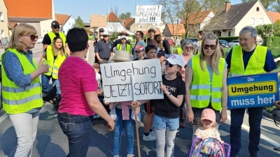 Seit 17 Jahren wird die Umgehung gefordert. Doch die Bundesstraße 470 führt immer noch durch Lenkersheim.  (Foto: Katrin Merklein)