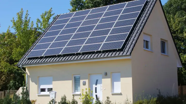 Sonnenstrom vom Dach: Im Laufe der Zeit haben sich einige Irrtümer in Bezug auf Photovoltaik-Anlagen in das allgemeine Bewusstsein geschlichen. (Foto: Nestor Bachmann/dpa-tmn)
