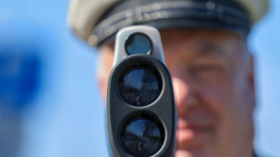 Bei der Geschwindigkeitsmessung der Verkehrspolizei Ansbach wurden nur neun Verstöße registriert. (Symbolbild: Jan Woitas/dpa)