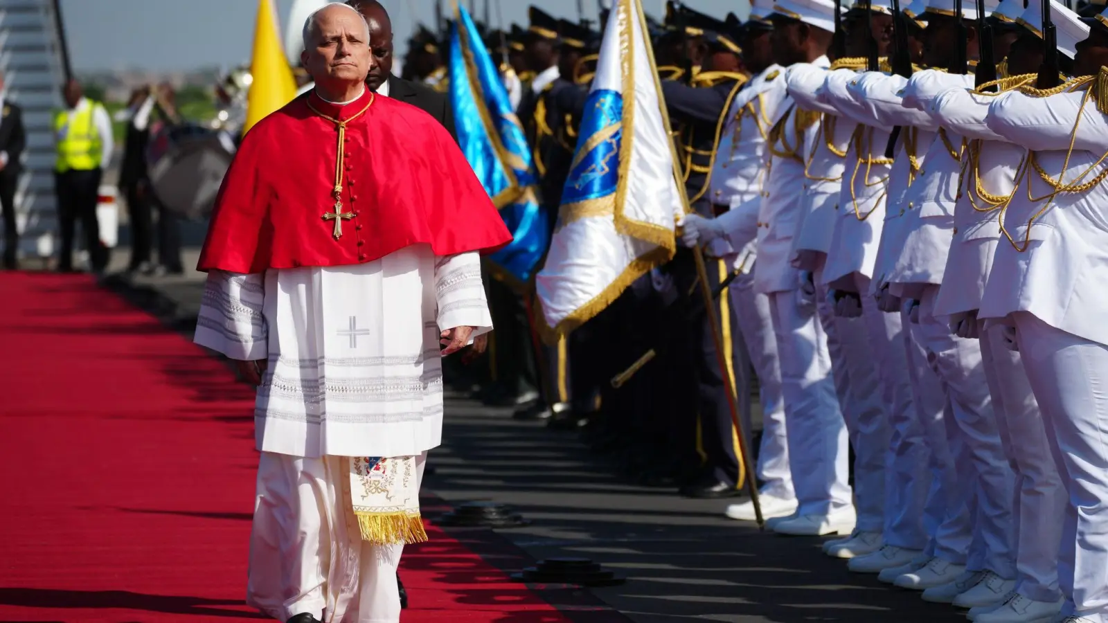Der Papst bei seiner Ankunft in Luanda. (Foto: Andrew Medichini/AP/dpa)
