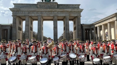 Die Musiker der Dinkelsbühler Knabenkapelle zeigten ihr Können vor dem Brandenburger Tor. (Foto: Dieter Meyer)