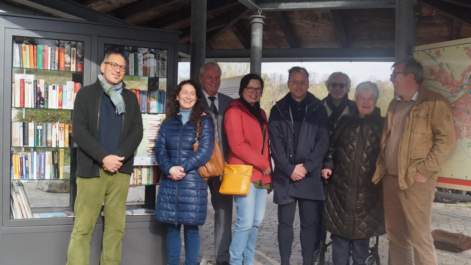 Sie freuten sich über die Eröffnung des Bücherschranks am Pavillon an der Neustädter Jean-Paul-Allee (von links): Christoph Löblein, Dr. Semira Zeni, Klaus Meier, Anne Billenstein, Florian Gossler (Lions-Club Neustadt), Armin Held, Carola Kabelitz und Peter Wagner. (Foto: Nicole Gunkel)