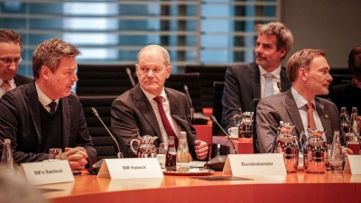 Seit Tagen verhandeln Vizekanzler Robert Habeck (v.l.), Kanzler Olaf Scholz und Finanzminister Christian Lindner über den Haushalt. (Foto: Kay Nietfeld/dpa)
