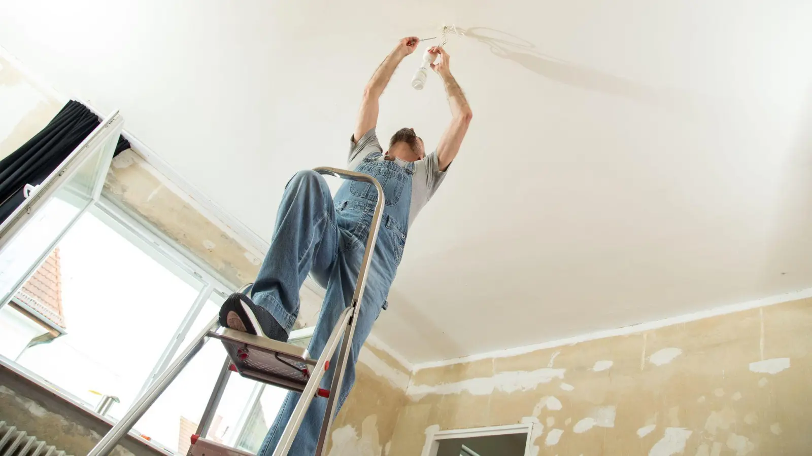 Das Anbringen von Lampen erledigen viele selbst. Doch was ist, wenn man von der Leiter stürzt und sich schwer verletzt? (Foto: Christin Klose/dpa-tmn)