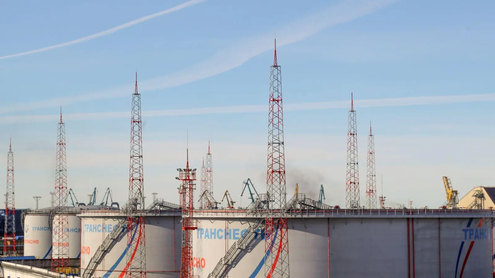 Die Rechnung hinter dem Vorhaben: Weniger Erlöse aus Ölgeschäften = weniger Geld für Kriegsführung (Archivbild) (Foto: Stringer/dpa)