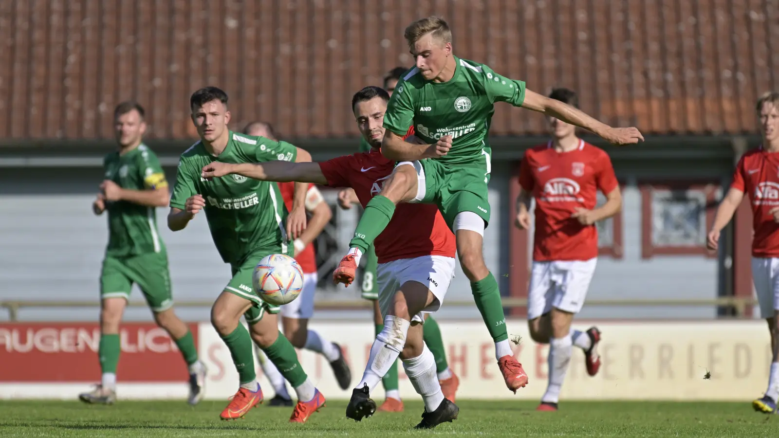 Torgefährlich: Die Herrieder (in Grün, hier gegen Dinkelsbühl) siegten in Meckenhausen 3:2. Zwei Treffer erzielte Jonas Schröder (links), einmal war Christian Chalupnik (am Ball) erfolgreich. (Foto: Martin Rügner)