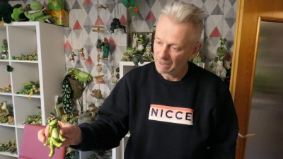 Thomas Schwab aus Sachsen sammelt seit 40 Jahren Frösche. Hier sein erster, den er im Alter von 15 geschenkt bekam.  (Foto: Andreas Jordan)