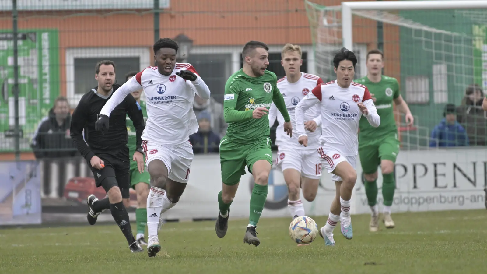 Im Vorwärtsgang: Der Ansbacher Sven Landshuter (Mitte) mit dem Nürnberger Bryang Kayo (links). (Foto: Martin Rügner)