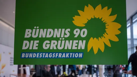 Das Logo der Fraktion von Bündnis90/Die Grünen. (Foto: Michael Kappeler/dpa/Symbolbild)